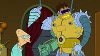 Futurama – Hermes (r.) hat nach und nach maschinelle Teile in seinen Körper eingebaut, um es an Effizienz mit seinem maschinellen Konkurrenten aufnehmen zu können. Professor Hubert J. Farnsworth (l.) ist schockiert ...