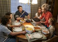 Young Sheldon – Ein gemeinsames Familienessen endet in einer Streiterei um das Rinderbrustrezept: (v.l.n.r.) Georgie (Montana Jordan), Sheldon (Iain Armitage), George (Lance Barber), Mary (Zoe Perry), Meemaw (Annie Potts) und Missy (Raegan Revord) ...