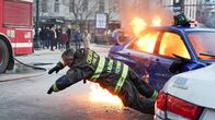 Chicago Fire – Chicago Fire Staffel 7, Folge 13 Ein rettender Sprung aus dem Auto: David Eigenberg als Christopher Herrmann. Copyright: SRF/NBC Universal