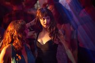 Normal People – Die stille Außenseiterin Marianne (Daisy Edgar-Jones, M.) hat üblicherweise kein Interesse an Partys. Als sie erstmals bei einer Feier auftaucht, sorgt ihr unerwartet glamouröses Auftreten für Aufsehen.