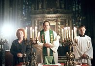 Pfarrer Braun – 05.04) um 10:30 Uhr im Ersten. Ein ungleiches Trio: Pfarrer Braun (Ottfried Fischer, Mitte), seine resolute Haushälterin Margot (Hansi Jochmann) und der sensible Armin (Antonio Wannek) halten eine Messe ab.