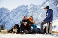 Löwenzahn – Bis in die verschneiten Berge ist Herr Kluthe (Holger Handtke, r.) Fritz (Guido Hammesfahr, l.) und Charlie (Géraldine Raths, M.) gefolgt, als er von der besonderen Hütte hörte. Aber jetzt hat er sich verirrt und will nur noch eins: Nach Hause.