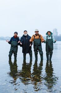 Rentnercops – Hui Ko (Aaron Le), Reinhard Bielefelder (Bill Mockridge), Klaus Schmitz (Hartmut Volle) und Vicky Adam (Katja Danowski) sind von der Teambildungsmaßnahme "Meditatives Angeln" wenig begeistert.