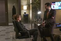The Strain – Der Leiter einer Aufzucht-Einrichtung, Sanjay Desai (Cas Anvar, r.), macht Dutch (Ruta Gedmintas, l.) ein Angebot und versucht sie schließlich sogar zu überzeugen, dass diese neue Welt doch gar nicht so schlimm ist ...