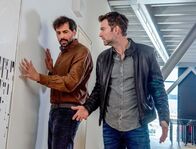 SOKO Kitzbühel – Lehrerkollege Michael Hauser (Marcel Mohab, l.) wird verdächtigt, eine Affäre mit der Toten gehabt zu haben. Lukas Roither (Jakob Seeböck, r.) geht dem Verdacht nach. Ist er bei der Suche nach dem Täter auf der richtigen Spur?
