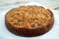 Zu Tisch ... – Feigen und Äpfel aus dem eigenen Garten verfeinern einen herbstlichen Walnusskuchen.