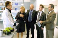 Monk – (v.li.) Bradley Whiteford (Dean Berry), Traylor Howard (Natalie Teeger), Ted Levine (Capt. Leland Stottlemeyer), Jason Gray-Stanford (Lt. Randall Disher), Tony Shalhoub (Adrian Monk).