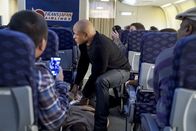 Navy CIS: L.A. – Ein Ingenieur, der an einer neuen Lenkrakete gearbeitet hat, wird ermordet aufgefunden. Callen und Sam (LL Cool J, m.) müssen undercover nach seinem Kollegen suchen, der geheime Information in Tokio verkaufen will ...