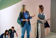 Aus dem Leben – Nach einem kurzen Gespräch mit Anna (Julia Koch, re.) beginnt Sabine (Ann-Kathrin Kramer) die Theater-AG.