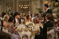 How I Met Your Mother – Die Hochzeitsparty ist im vollen Gange und alle amüsieren sich prächtig: Ted (Josh Radnor, 3.v.r.), Marshall (Jason Segel, 3.v.l.), Barney (Neil Patrick Harris, 2.v.r.), Lily (Alyson Hannigan, M.) und Robin (Cobie Smulders, r.) ...