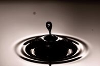 Petro-Melancholie – Kein anderer Stoff hat das 20. und beginnende 21. Jahrhundert so geprägt wie das Erdöl. Jeden Tag verbrauchen wir Menschen 14 Milliarden Liter davon.