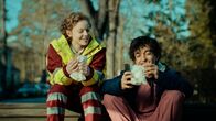 Jenseits der Spree – Emmi Heffler (Bella Bading, l.) und Issam Oly (Dara Lalo, r.) essen Brote, die ihnen Robert gemacht hat. Issam ist überrascht, wie gut es schmeckt.