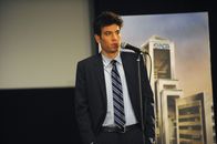How I Met Your Mother – Muss sich vor dem Denkmalschutzkomitee entscheiden, ob es sich beim heruntergekommenen Hotel Arcadian tatsächlich um ein Denkmal handelt: Ted (Josh Radnor) ...
