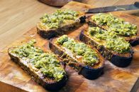 Zu Tisch ... – Zum Abendbrot gibt es Welsh Rarebit: geröstetes, mit einer speziell gewürzten Käsepaste überbackenes Brot. Finn rundet das Ganze mit selbst gemachtem Lauchaufstrich ab.