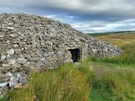 Mythos - Die größten Rätsel der Geschichte – Vor 5.000 Jahren bestatten die Menschen ihre Toten in großangelegten Grabanlagen. Knochen- und Artefaktfunde weisen darauf hin, welche Rituale hier einst abgehalten wurden.