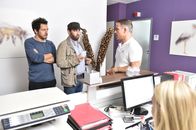 jerks. – Als Christian (M.) sein Sperma testen lassen will, trifft er auf seinen alten Bekannten Karsten Speck (r.), der Fahri (l.) zu einem echten "Männer-Wettrennen" herausfordert ...