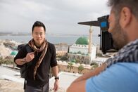 Spuren verlorener Städte mit Albert Lin – Akkon, Israel - Ein Crewmitglied (R) filmt Dr. Albert Lin auf einem Dach der Altstadt von Akkon, Israel. (Blakeway Productions/National Geographic)