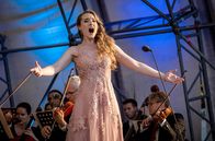 Musikalisches Prater-Picknick – Die charmante, junge Sopranistin Nikola Hillebrand ist von ihren internationalen Konzertauftritten bekannt und tritt beim Wiener Prater-Picknick als Gesangssolistin auf.