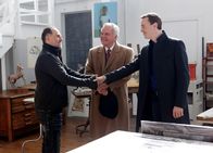 Navy CIS – Bei den Ermittlungen in einem neuen Fall, steht Tonys Vater (Robert Wagner, M.) McGee (Sean Murray, r.) zur Seite. Gemeinsam besuchen sie Perry Swan (John Kassir, l.), von dem sie sich wichtige Informationen erhoffen ...