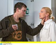 In aller Freundschaft – Fabian Althaus (Daniel Krauss), auf Entzug, bricht im Medikamentenschrank ein. Als Oberschwester Ingrid (Jutta Kammann) ihn dabei erwischt, bedroht er sie und entwischt mit diversen Medikamenten.