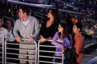 Modern Family – (v.li.) Phil (Ty Burell), Gloria (Sofia Vergara), Alex (Ariel Winter) und Manny (Rico Rodriguez) besuchen gemeinsam ein Basketballspiel und freuen sich über die guten Plätze direkt am Spielfeldrand.