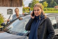 Die Chefin – Kommissarin Vera Lanz (Katharina Böhm, r.) und Sonni Hüttner (Marie Burchard, l.) wurden aufgrund eines Notfalls an den Hof von Bauer Mangfall gerufen.