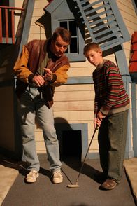 Malcolm mittendrin – Haben viel Spaß miteinander: Dewey (Erik Per Sullivan, r.) und Hal (Bryan Cranston, l.) ...