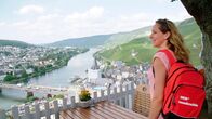 Wunderschön! – Tamina blickt auf Bernkastel-Kues.; WDR Fernsehen WUNDERSCHÖN! FERIEN AN DER MOSEL Uhr. Tamina blickt auf Bernkastel-Kues.