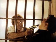 Nobody ist der Größte – Seine Machenschaften bringen Nobody (Terence Hill, l.) nicht selten in Schwierigkeiten ...
