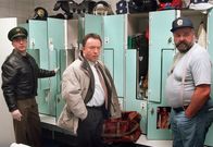 Tatort – Kommissar Ehrlicher (Peter Sodann, Mitte) und Trainer Knorr (Dietmar Huhn, re.) recherchieren nach dem Mord an Lothar in den Umkleidekabinen der Dresdner COBRAS.
