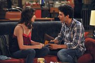 How I Met Your Mother – Nachdem Robin (Cobie Smulders, l.) von Don verlassen wurde, ist sie am Boden zerstört. Ted (Josh Radnor, r.) versucht sie zu trösten ...