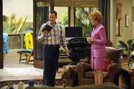 Two and a Half Men – Alan Harper (Jon Cryer, l.); Evelyn Harper (Holland Taylor, r.)