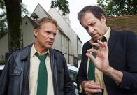 Hubert und Staller – Hubert (Christian Tramitz, links) und Staller (Helmfried von Lüttichau) überlegen, was es mit der Zahnplombe auf sich haben könnte.