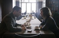 Babylon Berlin – Hauptkommissar Gereon Rath (Volker Bruch) und Kommissarsanwärterin Charlotte Ritter (Liv Lisa Fries) versuchen den Tod der Schauspielerin Betty Winter aufzuklären, die während den Dreharbeiten in den Babelsberger Filmstudios durch einen herabfallenden Scheinwerfer ums Leben kam.