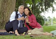 Rote Rosen – Thomas (Gerry Hungbauer, l.) schafft es nicht, Petra (Angela Roy, r.) seine Affäre mit Miriam zu gestehen.