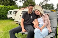 Wir werden Camper – Rabea Kroppen (r) und Yannik Pieper aus Moers auf dem Campingpatz Leukermeer.