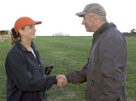 In aller Freundschaft – MDR Fernsehen IN ALLER FREUNDSCHAFT FOLGE 209, "Um jeden Preis" Uhr. Die Verwaltungschefin der Sachsenklinik Sarah Marquardt (Alexa Maria Surholt) lernt auf dem Golfplatz den charmanten Leiter einer privaten Schönheitsklinik Dr. Bernhard Kluge (Robert Giggenbach) kennen.