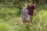 Bailey - Ein Freund fürs Leben – Hannah (Teenager) (Britt Robertson, l.); Ethan (Teenager) (K.J. Apa, r.)