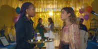 Spellbound - Verzaubert in Paris – Lola (Gomolemo Kitso Tsagae, l.) und Simone (Margherita Barbieri, r.) machen sich Sorgen um Cece. Simone hat entdeckt, dass Jade Cece mit Hilfe ihres magischen Taschenspiegels heimlich beobachtet.