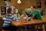 The Big Bang Theory – Amy Farrah Fowler (Mayim Bialik, l.); Sheldon Cooper (Jim Parsons, r.)