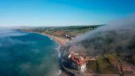 mareTV – Typisch für Englands Nordseeküste: Seenebel. Der hüllt manchmal ganze Ortschaften ein.