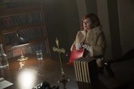 American Horror Story – Rita Gayheart (Mare Winningham) ist alles andere als begeistert, als Elsa mit ihrer Schwester Pepper bei ihr auftaucht ...