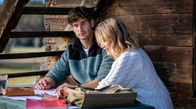 Sturm der Liebe – Greta (Laura Osswald, r.) ist getroffen, dass Noah (Christopher Jan Busse, l.) ihr nicht verzeihen kann.
