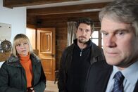SOKO Kitzbühel – (v.li.) Kristina Sprenger (Karin Kofler), Andreas Kiendl (Klaus Lechner), Jacob Nordenson (Petter Larsson).