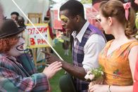 Father Brown – Laura (Justine Cain, r.).