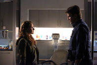 Castle – Die völlig verzweifelte Emma Briggs (Alicia Lagano, l.) fliegt von einem Tatort und nimmt in einer Zahnarztpraxis die Patienten als Geiseln. Daraufhin besteht sie darauf, mit Richard Castle (Nathan Fillion, r.) zu sprechen ...