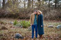 Die Wege des Herrn – Christian (Simon Sears) und seine Mutter Elisabeth (Ann Eleanora Jørgensen) stehen an Augusts Grab.