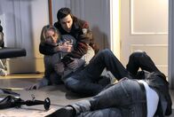 Sturm der Liebe – ARD STURM DER LIEBE FOLGE 1247 Uhr im ERSTEN. Michael (Erich Altenkopf, l.) ist es gelungen, Till (Florian Günther, liegend.) zu überwältigen. Danach bricht er zusammen und Jacob (Andreas Thiele, r.) eilt ihm zu Hilfe.