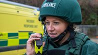 Trauma Rescue Squad - HART im Einsatz – Ein Mitglied des Trauma-Rettungsdienstes spricht über Funkgerät.