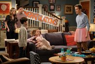 Outmatched - Allein unter Genies – (v.l.n.r.) Kay (Maggie Lawson); Mike (Jason Biggs); Marc (Jack Stanton); Leila (Oakley Bull); Brian (Connor Kalopsis)
